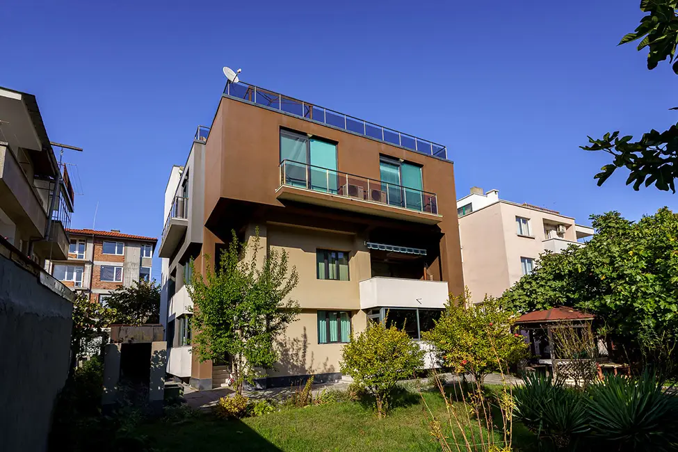 Picture of the house from the outside